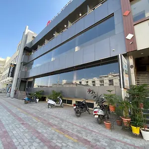 Jb Residency !! Luxurious & Royal Balcony !! Large Hotel